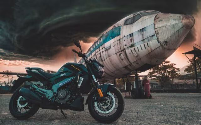 Motocykl stoi przed opuszczonym samolotem pod dramatycznym, burzowym niebem
