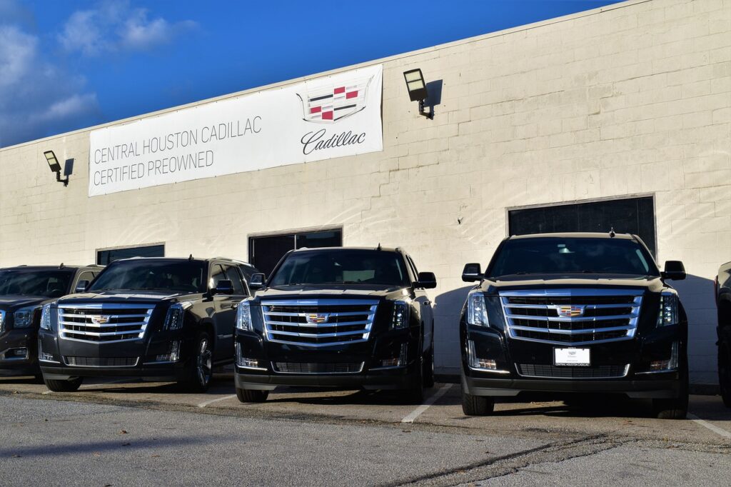 Czarne SUV-y Cadillac zaparkowane przed salonem Central Houston Cadillac Certified Preowned