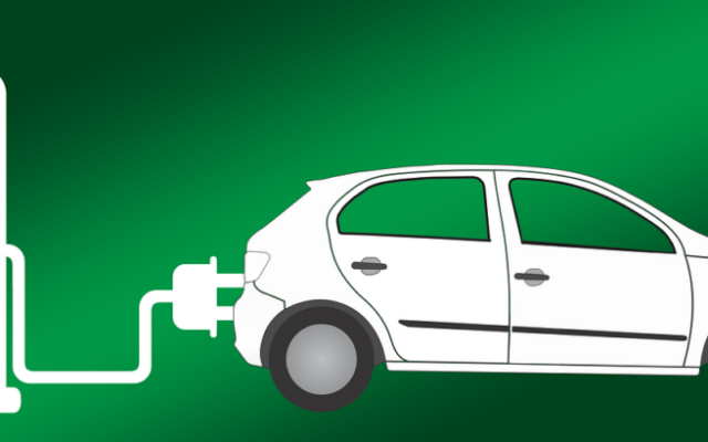 Samochód elektryczny podłączony do stacji ładowania na zielonym tle