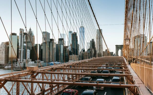 Most Brookliński z ruchem samochodowym i panoramą Manhattanu nad East River