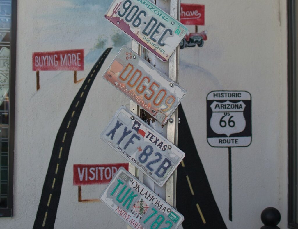 Tablice rejestracyjne USA na słupie przy muralu Route 66 w Arizonie