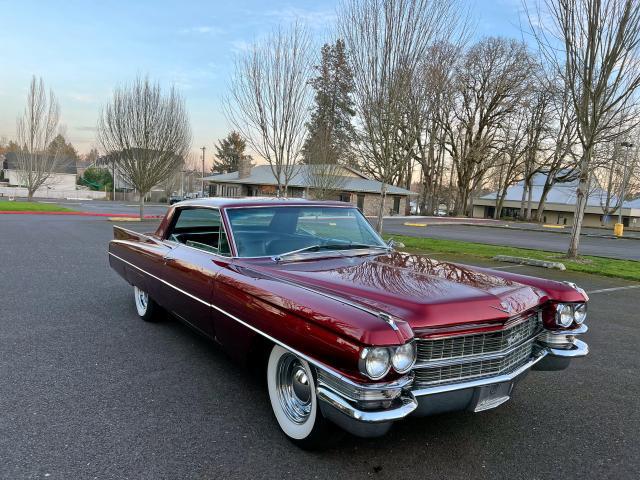 Bordowy klasyczny Cadillac coupe, widok z przodu, chromowane zderzaki i białe opony, elegancki plener.