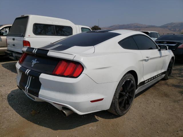 Biały Ford Mustang z czarnymi pasami, tył-lewy rzut, czarne felgi.
