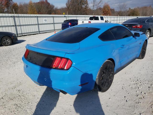 Niebieski Mustang GT, tył-lewy rzut, zarysowania po lewej stronie nadwozia.