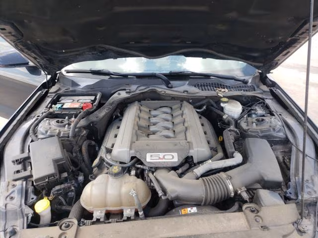 Komora silnika Forda Mustanga 5.0 V8, widoczny dolot i zbiornik płynu.