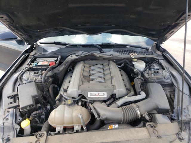 Komora silnika Forda Mustanga 5.0 V8, widoczny dolot i zbiornik płynu.