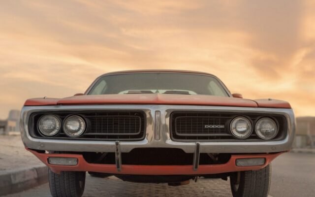 Klasyczny Dodge Charger z przodu na pustej drodze o zachodzie słońca