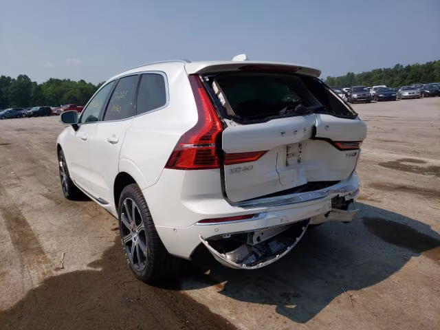 Białe Volvo XC60 z uszkodzonym tyłem i otwartą klapą bagażnika