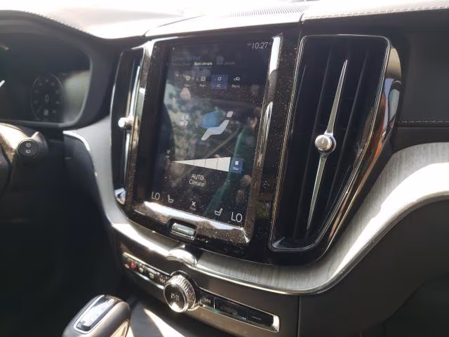 Zbliżenie na konsolę środkową Volvo XC60 z pionowym ekranem.