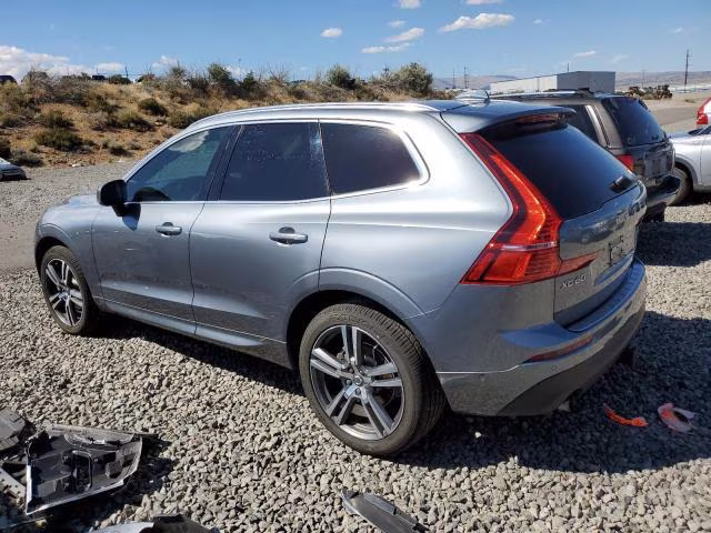 Srebrne Volvo XC60, ujęcie tylno-boczne z charakterystycznymi lampami w kształcie litery L