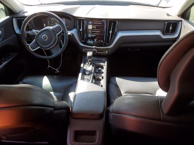 Wnętrze Volvo XC60 – kokpit z kierownicą i pionowym ekranem dotykowym