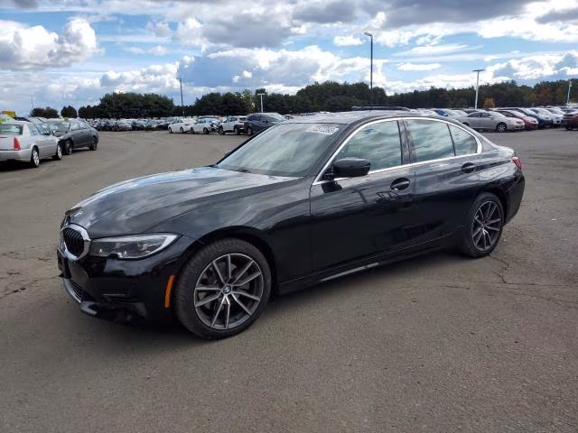 Czarne BMW 330i 2020 na parkingu dealera
