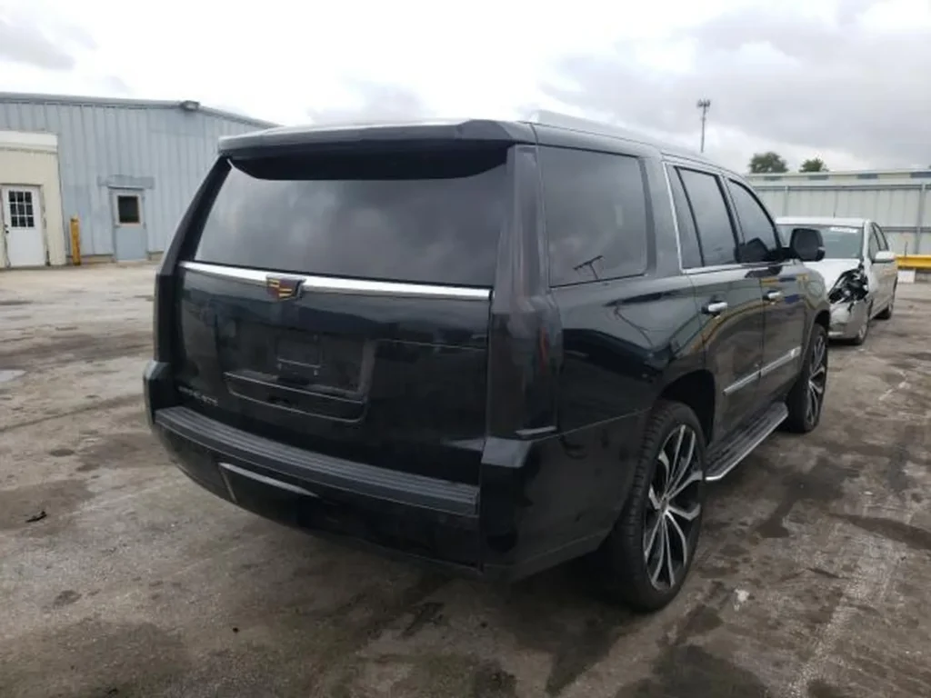 Tył z prawej strony Escalade, listwa chromowana na klapie.