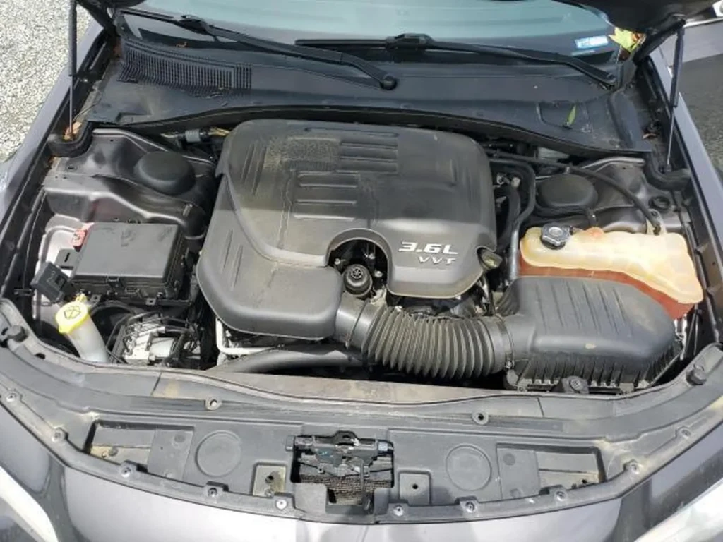 Komora silnika Chryslera 300C; osłona z napisem 3.6L VVT i widoczny dolot powietrza po prawej.