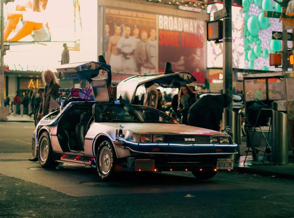 DeLorean z Powrotu do przyszłości z otwartymi drzwiami stoi nocą na Times Square