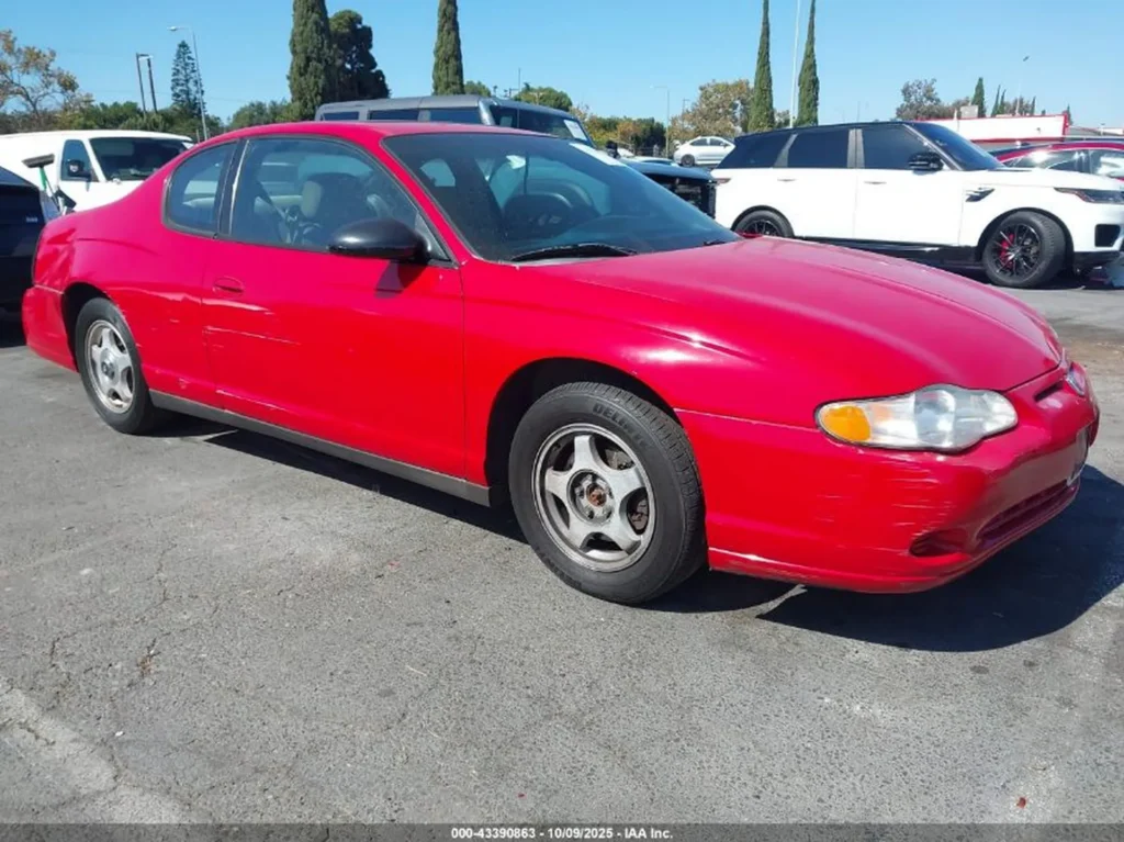 Czerwony Chevrolet Monte Carlo coupe, widok z przodu pod kątem prawym; drobne rysy na zderzaku i progu.