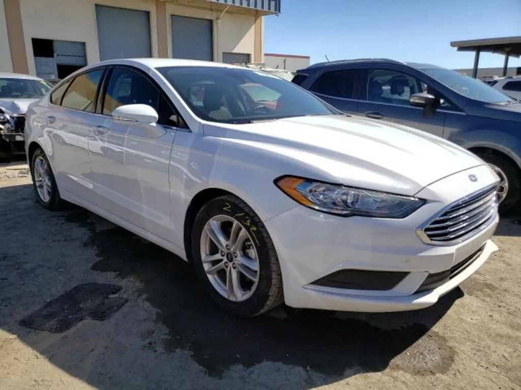 Biały Ford Fusion – przód/lewy bok, chromowana osłona chłodnicy, czyste nadwozie.