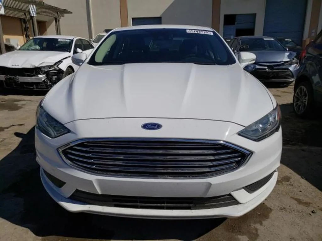 Ford Fusion - front, zbliżenie na grill i lampy, tablica rejestracyjna miejsce puste.