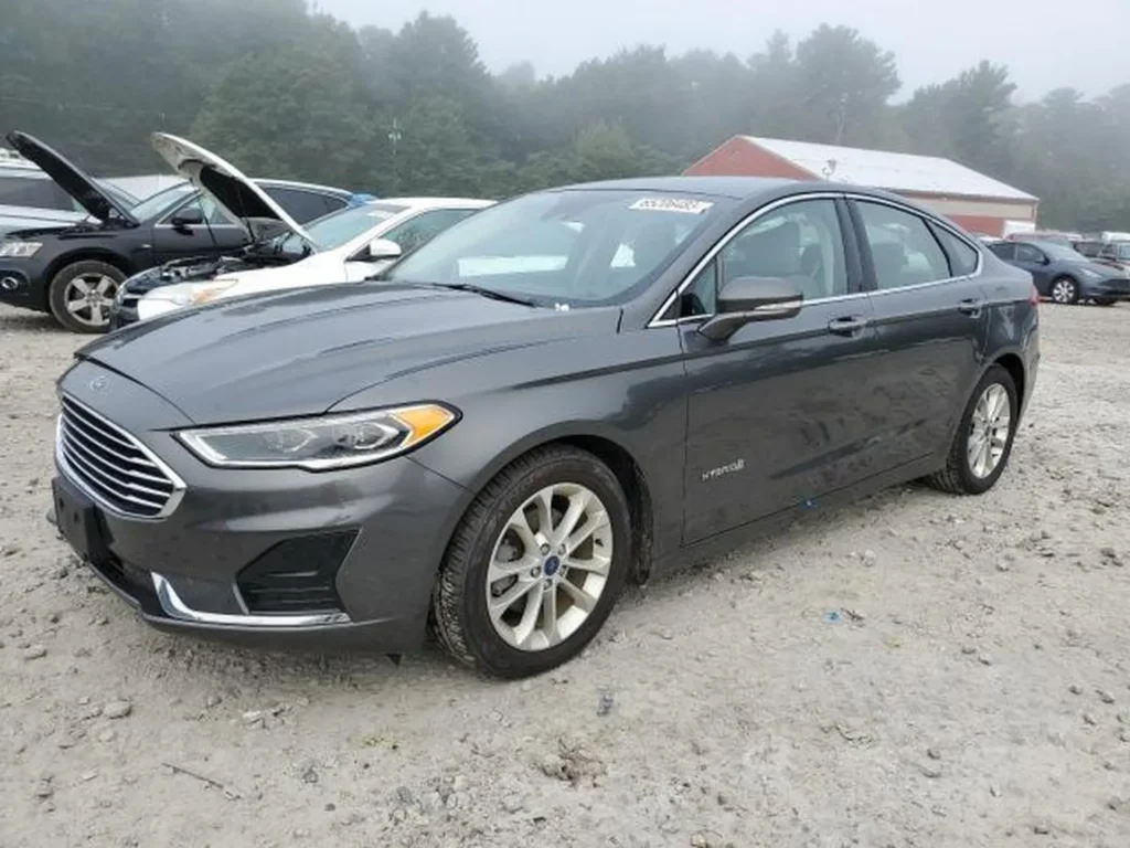 Szary 2019 Ford Fusion Hybrid SE - lewy przód, parking, USA.