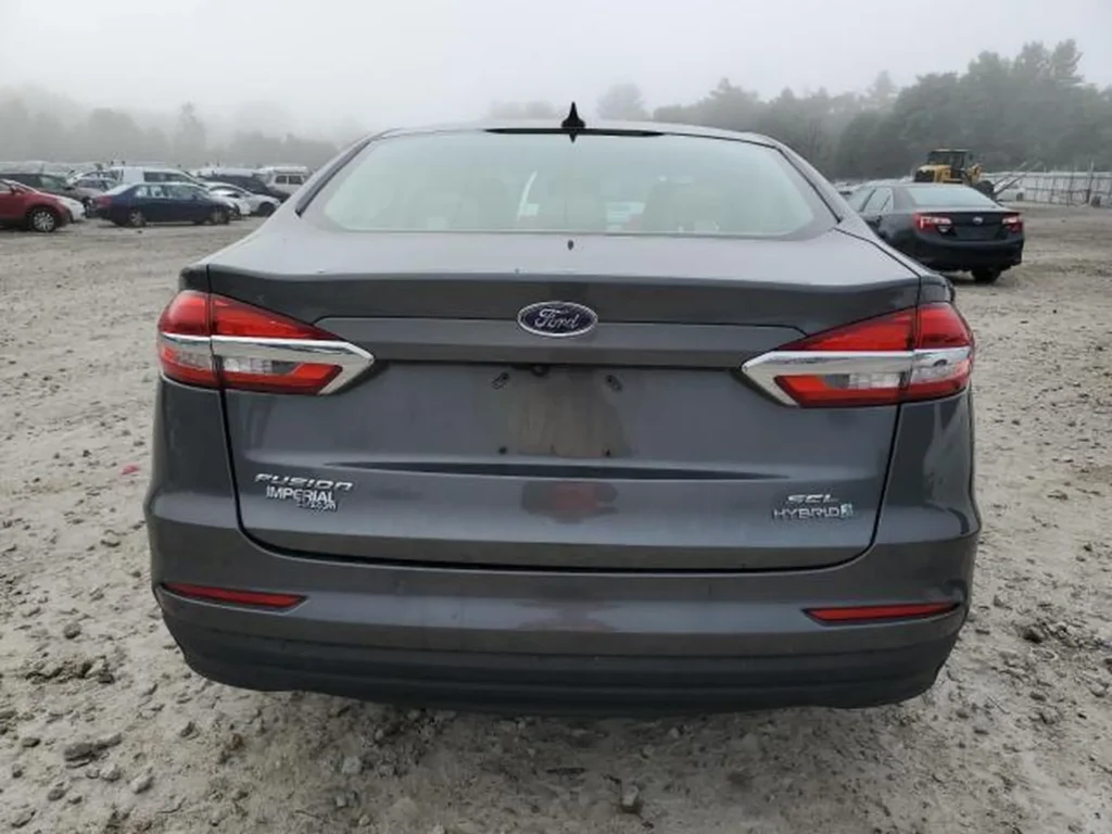 Tył 2019 Ford Fusion Hybrid SE szary – emblemat HYBRID, lampy.