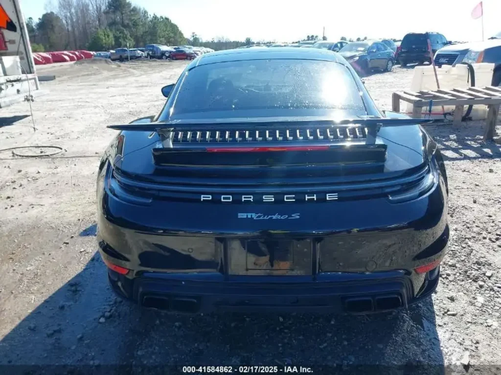 Tył Porsche 911 Turbo S - centralny napis PORSCHE, belka świetlna i spoiler, podwójne prostokątne końcówki wydechu.