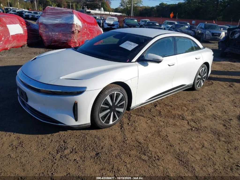 Lucid Air, przód-prawy rzut na żwirze, elegancka linia nadwozia.
