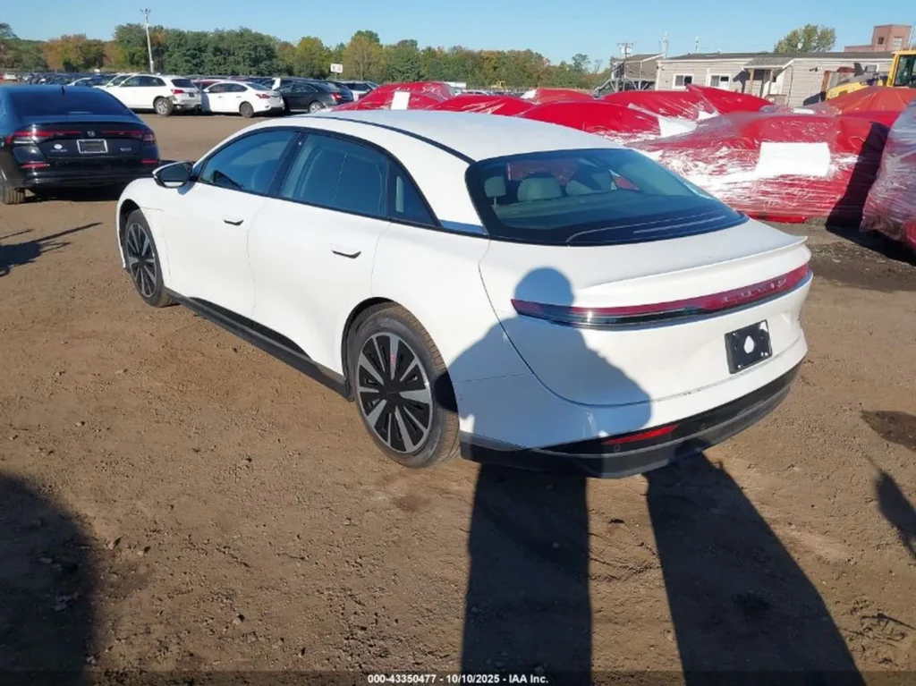 Biały Lucid Air, tył-lewy rzut na placu, lampy LED wąski pas.