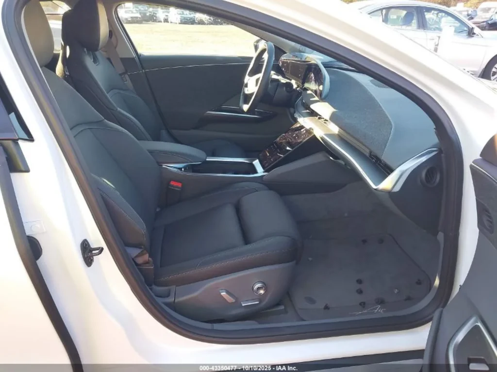 Wnętrze Lucid Air, fotele przednie i kokpit z szerokim ekranem kierowcy.