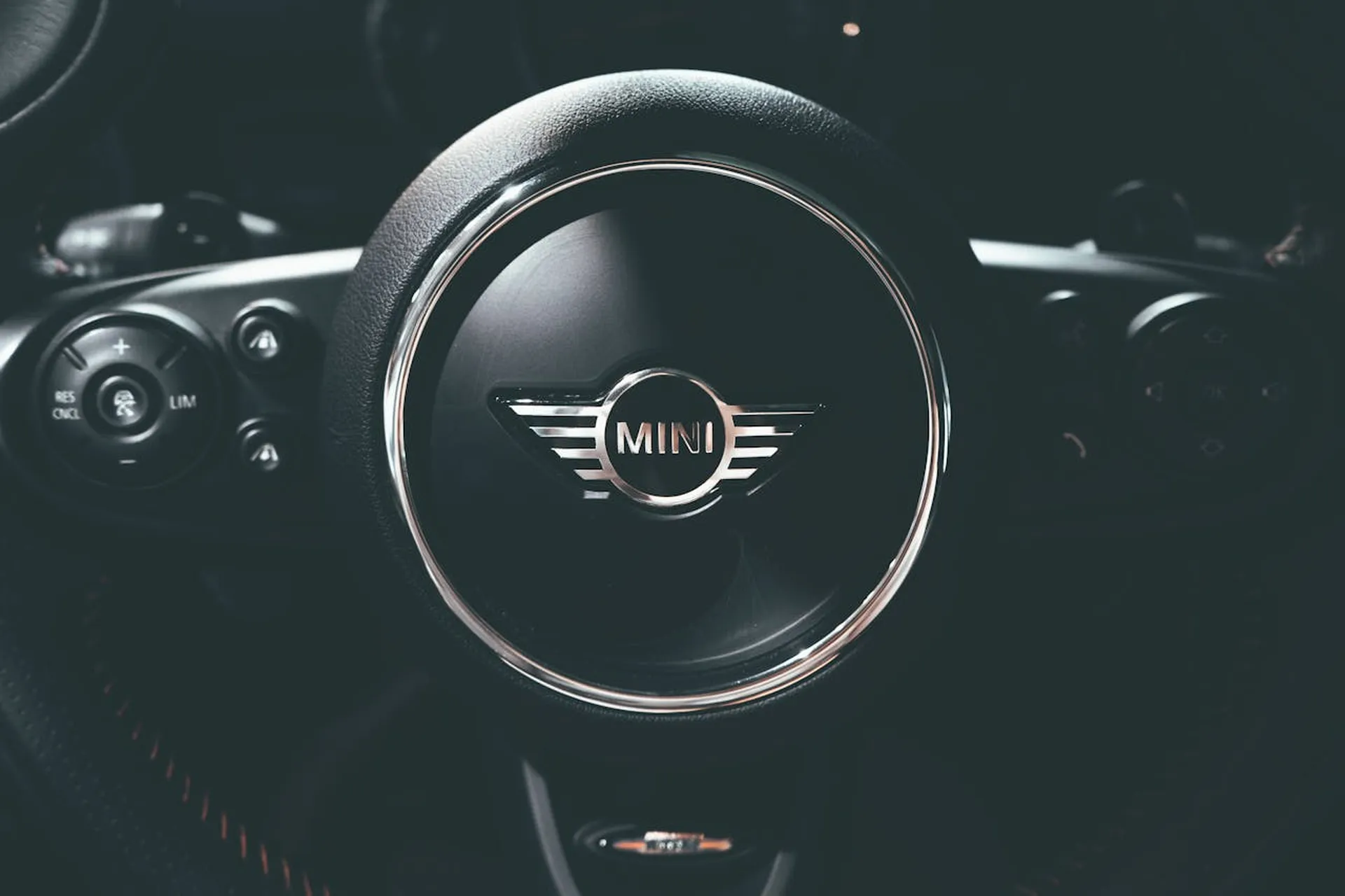 Mini z USA - Zbliżenie na kierownicę z emblematem MINI – klasyczny design i nowoczesna technologia w jednym kadrze.