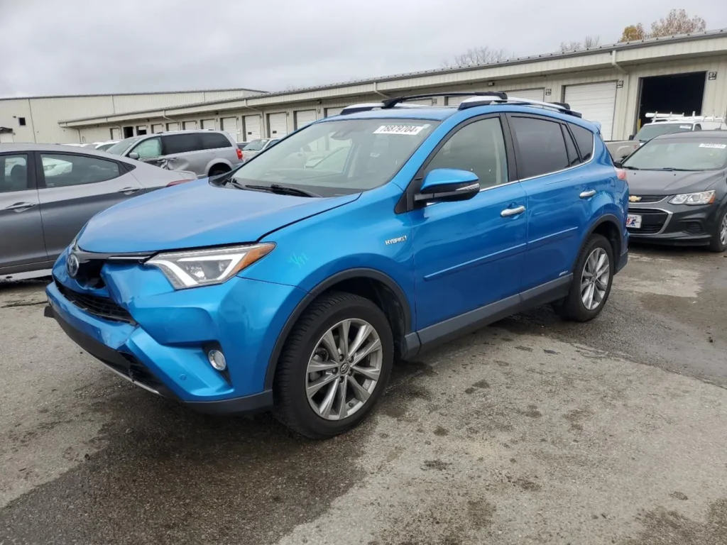 Niebieska Toyota RAV4 Hybrid z 2016 r., widok z lewego przodu; zderzak przedni wgnieciony, auto stoi na placu.