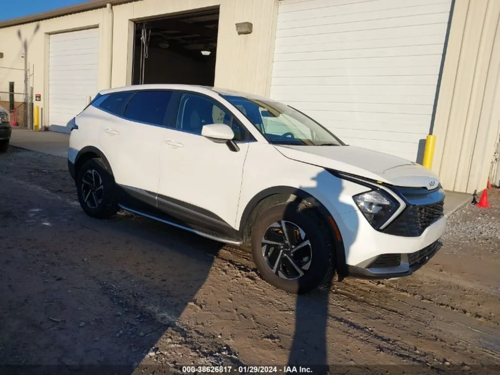Kia Sportage 2023 biały – przód-lewy, dzienne światło, SUV po kolizji.