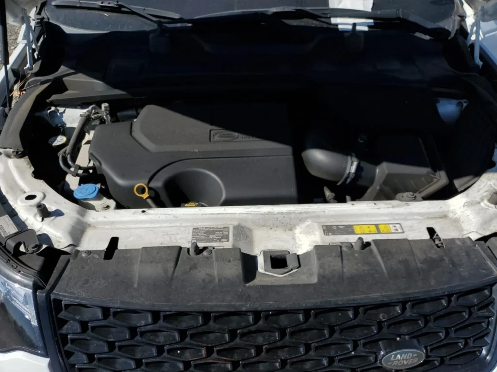 Komora silnika 2.0 turbo; plastikowa osłona z logo Land Rover, widoczne zbiorniczki płynów.