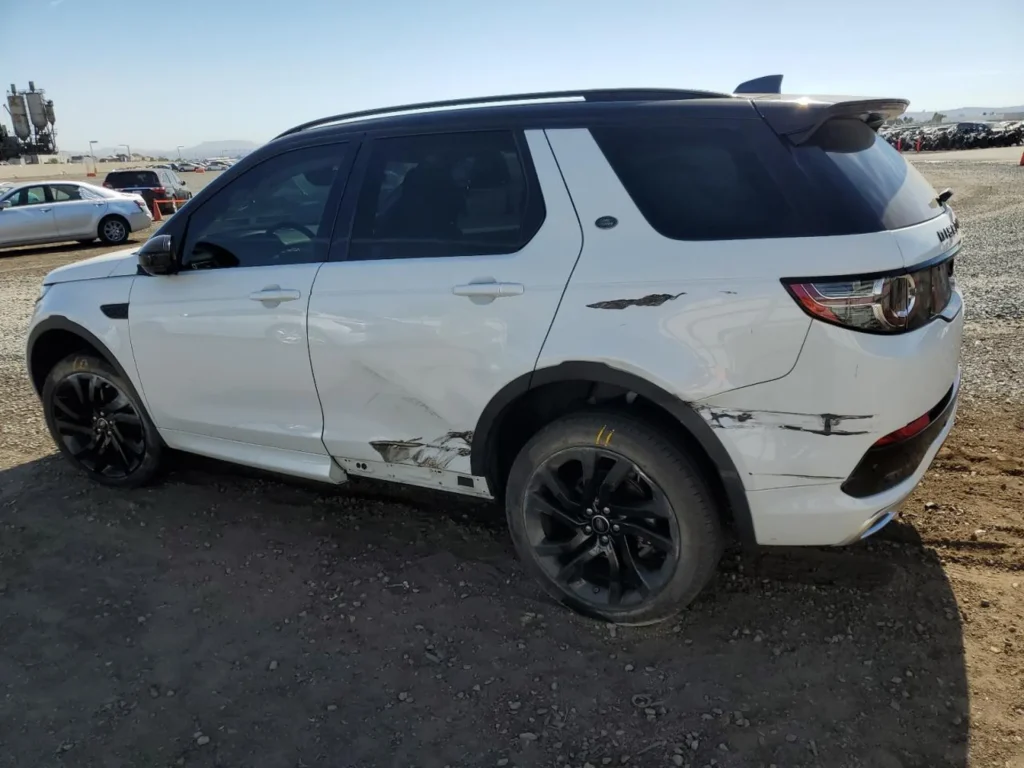 Prawy tył Discovery Sport — przetarcia i wgniotki na prawych drzwiach, progu i tylnym błotniku.