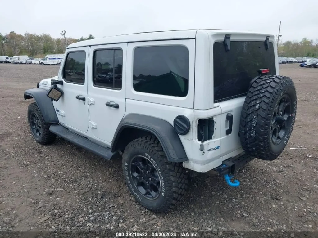 Tył i prawa strona Wrangler Willys 4xe; koło zapasowe na klapie, brak prawej lampy tylnej/obudowy.