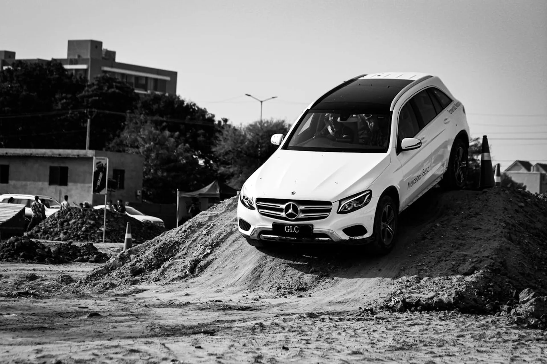 Mercedes-Benz GLC zjeżdżający ze wzniesienia podczas testu terenowego