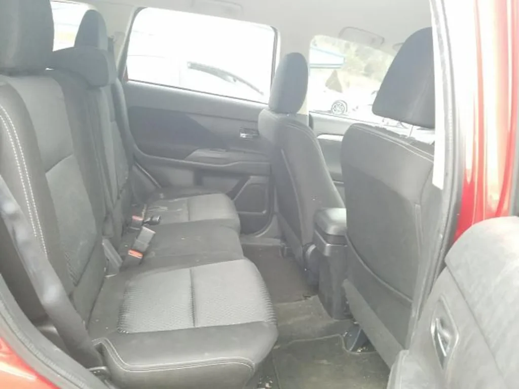 Tylna kanapa Mitsubishi Outlandera, widok przez prawe tylne drzwi.