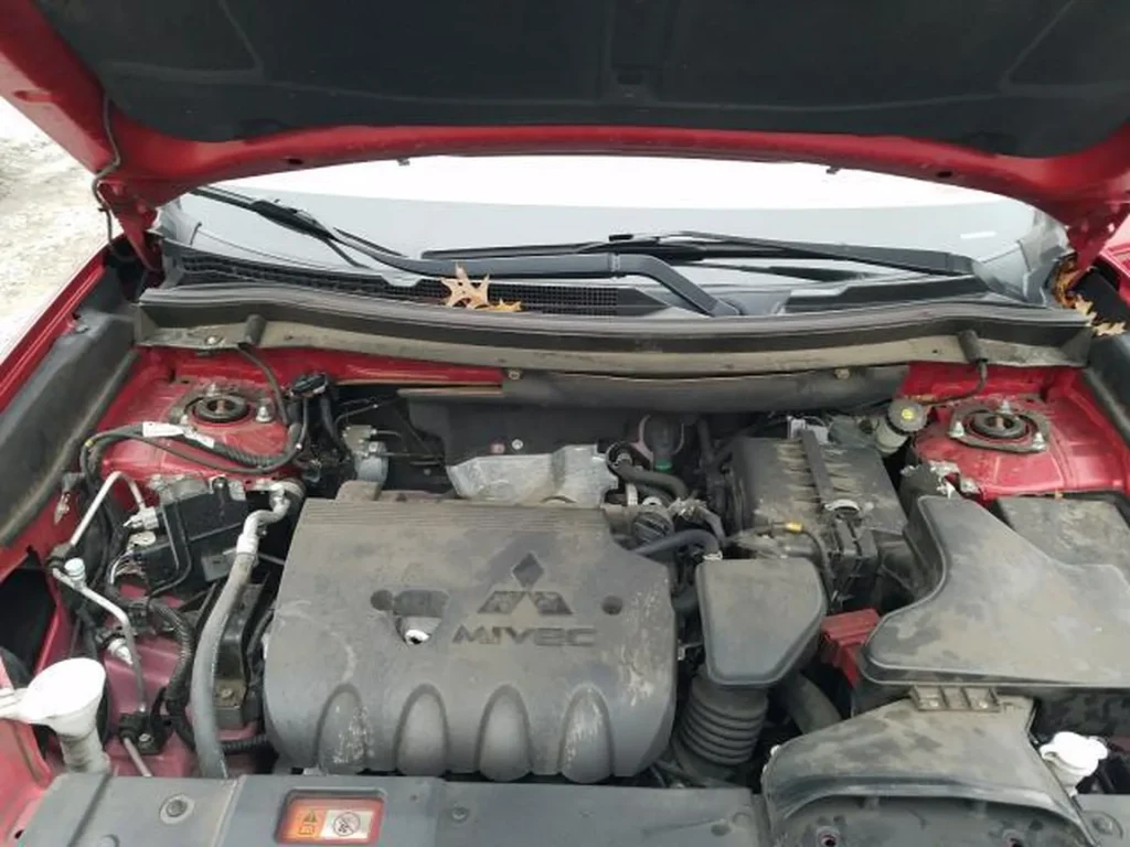 Komora silnika Mitsubishi Outlandera z jednostką MIVEC, maska otwarta.