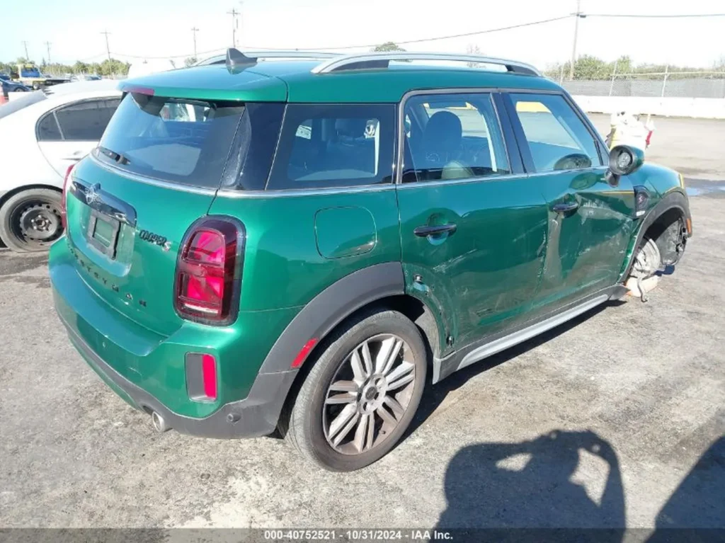 Prawy bok i tył Mini Countryman; wgniecione prawe drzwi, uszkodzone prawe przednie koło.