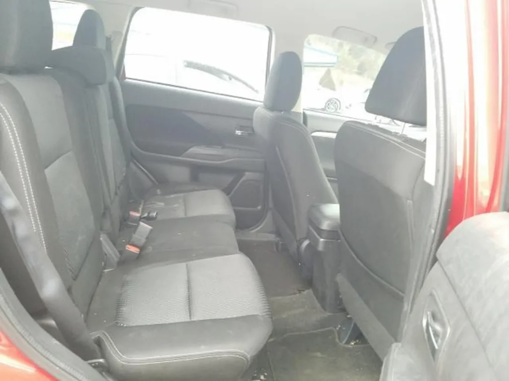 Tylna kanapa Mitsubishi Outlandera, widok przez prawe tylne drzwi.