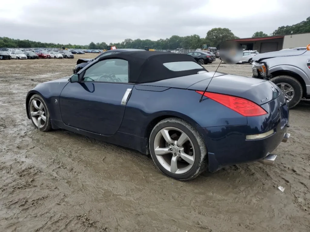 Nissan 350Z Cabrio 2007, prawy tył, dach zamknięty, podwójny wydech, felgi 18 cali, teren błotnisty