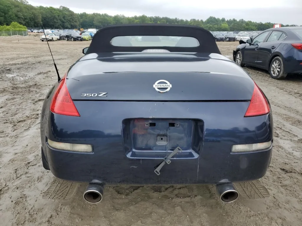 Tył Nissana 350Z 2007, emblemat 350Z, podwójne końcówki wydechu, ciemnoniebieski lakier.