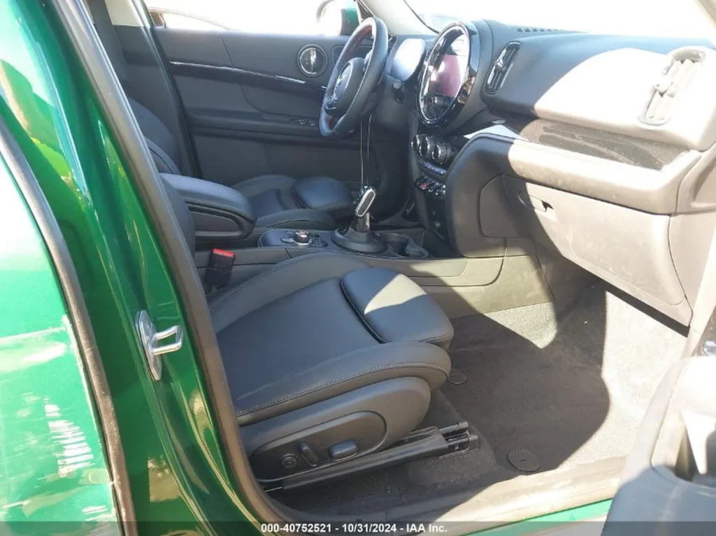 Wnętrze przodu Mini Countryman — czarne skórzane fotele, automatyczna skrzynia, kokpit.