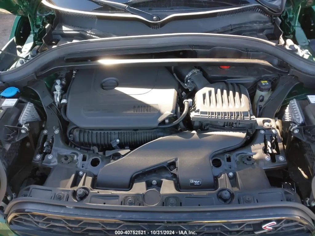 Komora silnika Mini Countryman S z widoczną osłoną i osprzętem.