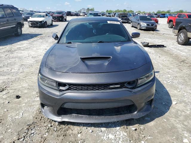 Przód szarego Dodge Chargera Daytona na placu; maska z wlotem powietrza, agresywny zderzak.