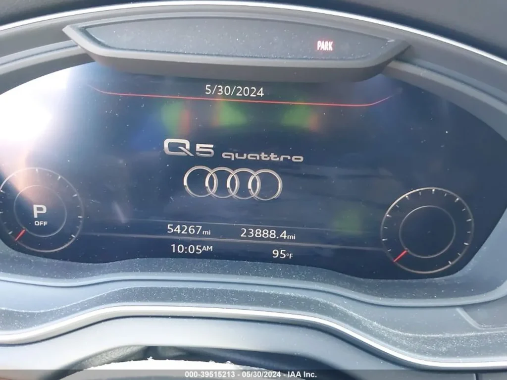 Cyfrowe zegary „Q5 quattro”, widoczny przebieg i temperatura.