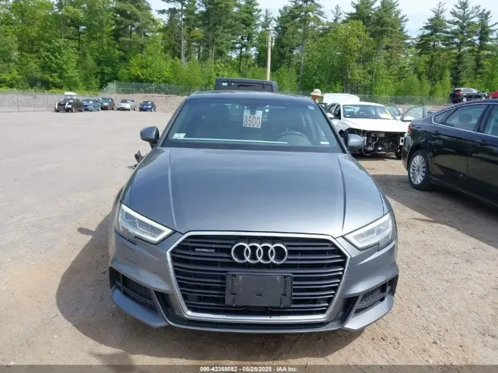 Srebrny Audi A3 sedan - frontalne ujęcie z dużym grillem.