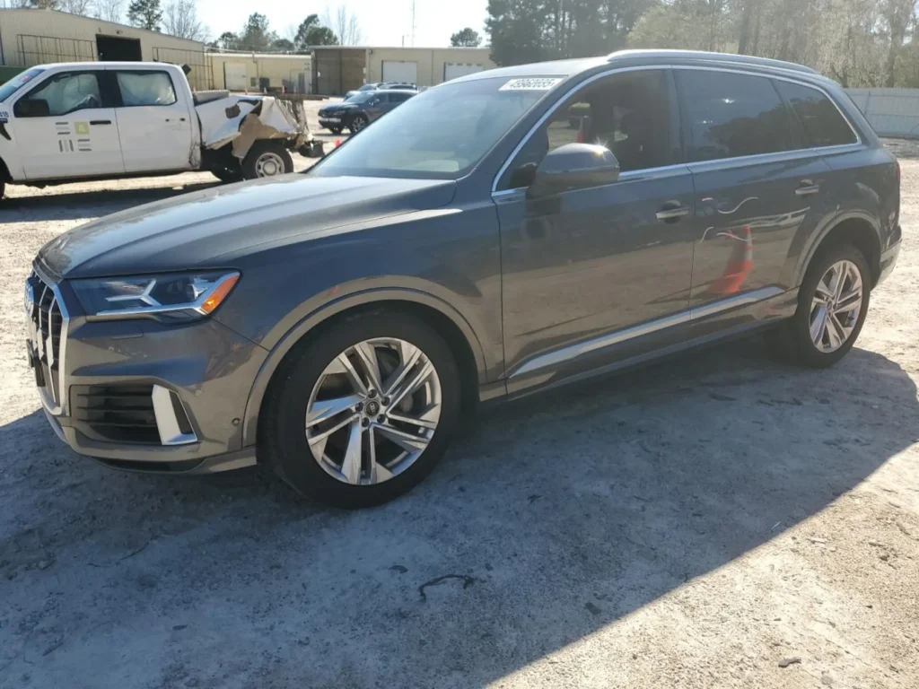 zary SUV Audi Q7 widziany z lewej przedniej strony na placu aukcyjnym