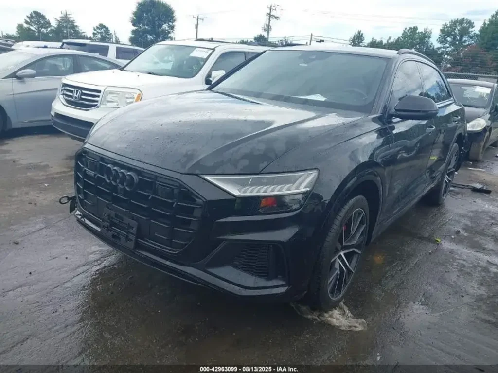 Czarny SUV Audi Q8 na mokrym placu