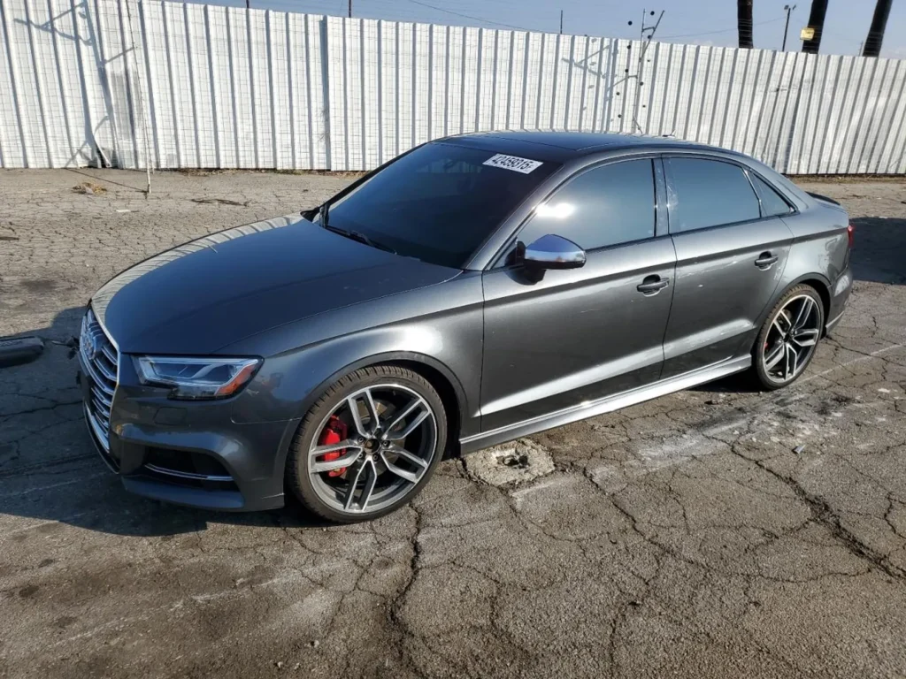 Szare Audi S3 sedan na sportowych felgach z czerwonymi zaciskami hamulców