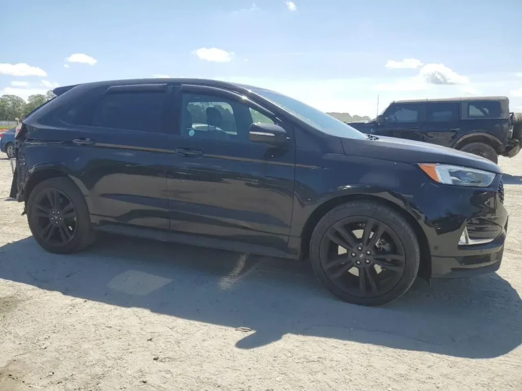 Ford Edge z lewego boku.